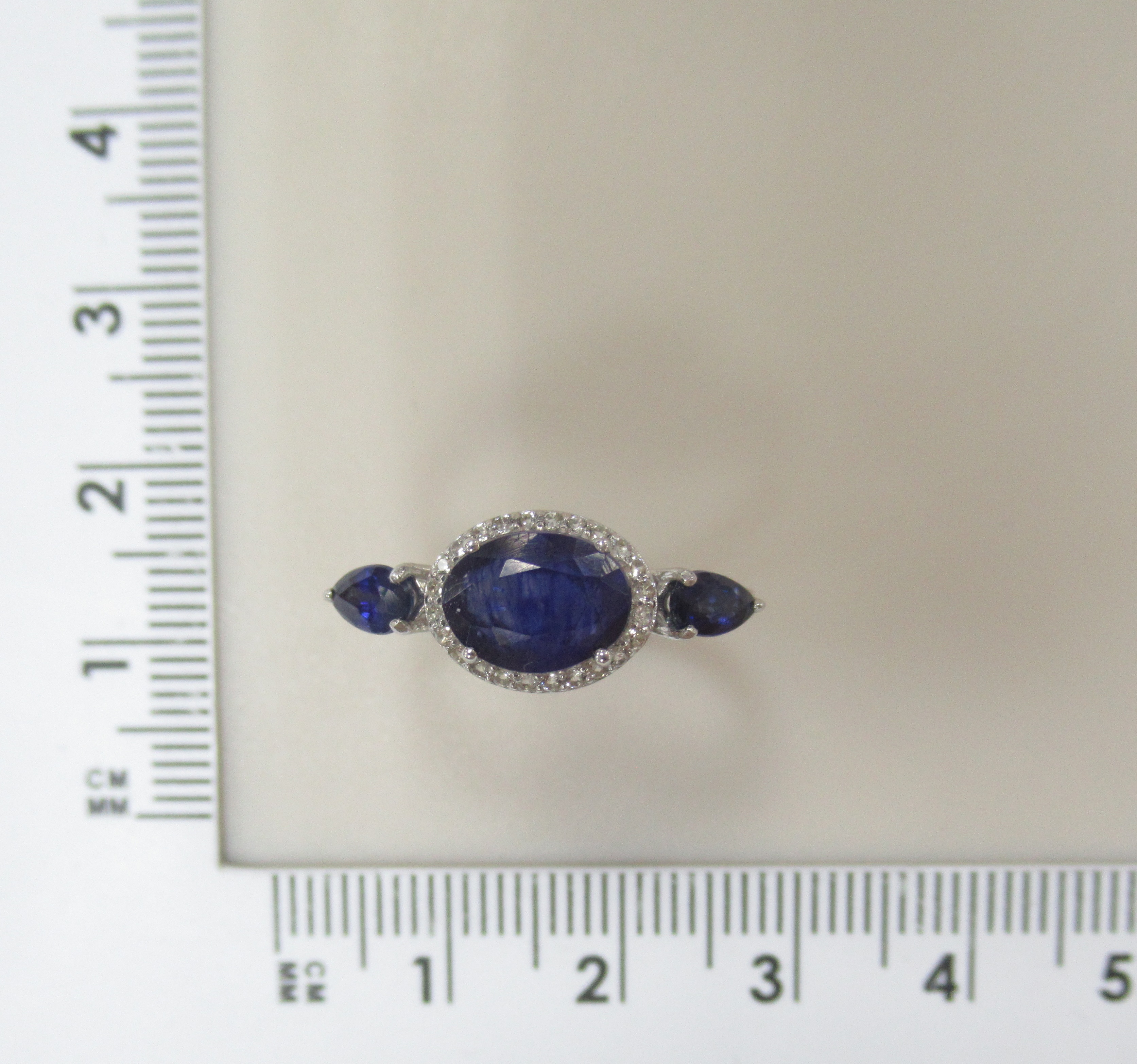 Серебряное кольцо с сапфирами